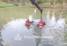 Búvároknak is segíteniük kellett a Sikondai tóba került autó kiemelésében